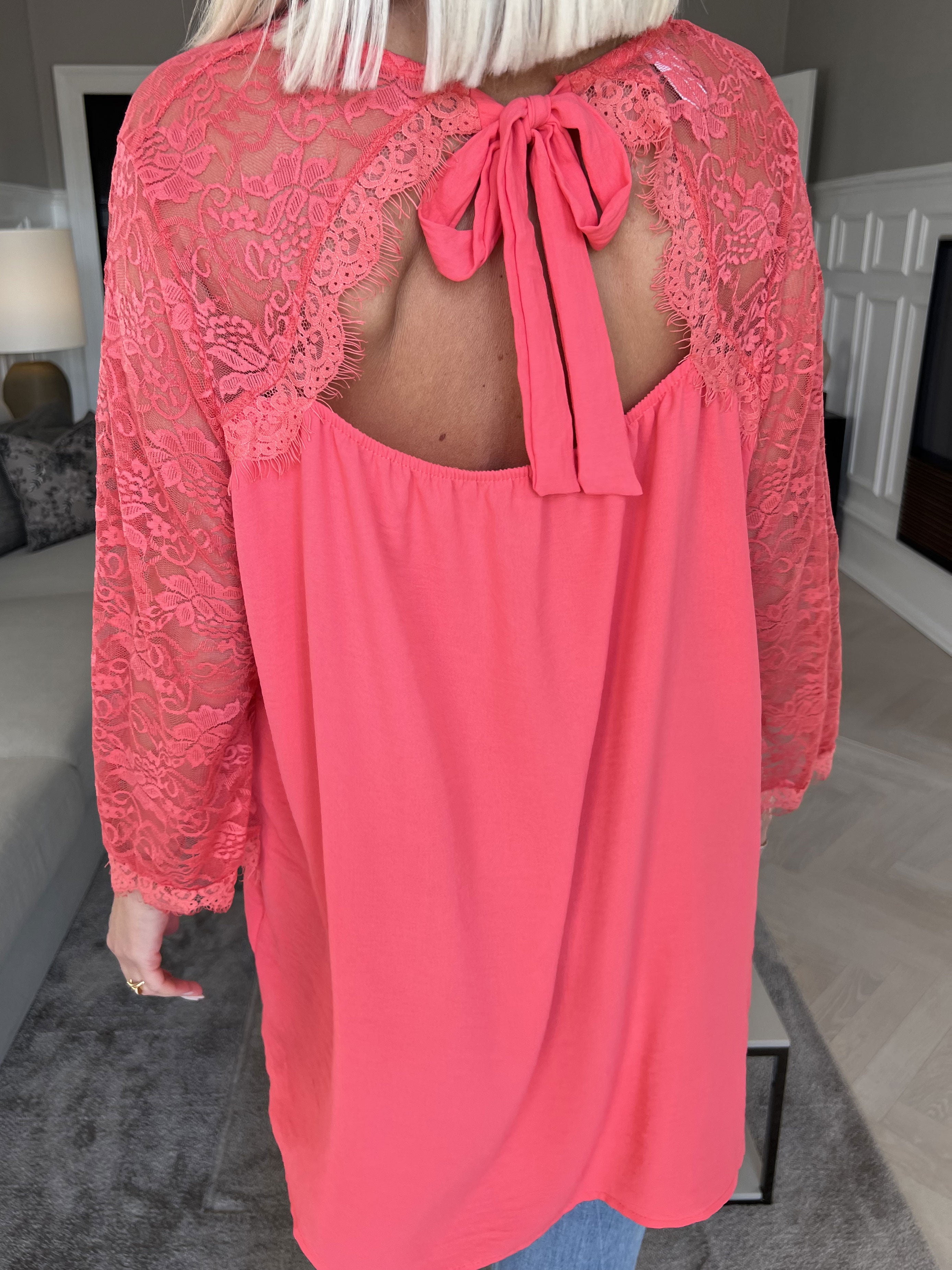 Nadine - Sød blonde tunika med sløjfe i ryggen